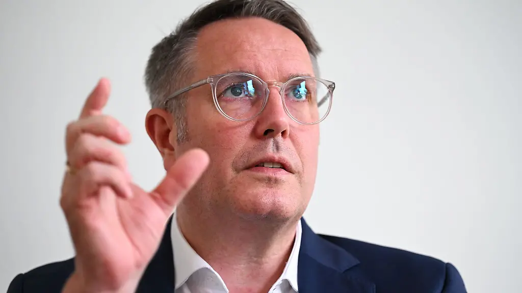 Ministerpraesident-Alexander-Schweitzer-SPD-sieht-negative-Folgen-der-Grenzkontrollen