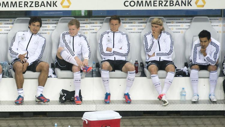 Längste Bank der Welt? Bundestrainer Joachim Löw, Assistenztrainer Hans-Dieter Flick, Torwarttrainer Andreas Köpke, Mannschaftsarzt Dr. Hans-Wilhelm Mueller-Wohlfahrt, Physiotherapeut Klaus Eder, Miroslav Klose, Ersatztorwart Tim Wiese, Mario Götze, Marco Reus, Lars Bender, Mats Hummels, Andre Schuerrle, Benedikt Höwedes, Marcel Schmelzer, Ilkay Guendogan und Ersatztorwart Ron-Robert Zieler.