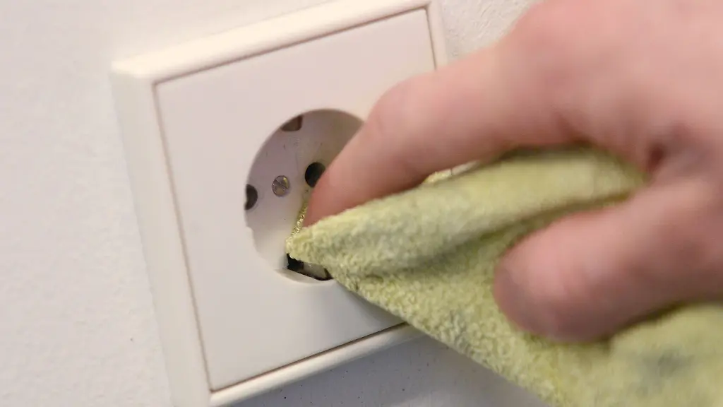 Empfehlenswert-zum-Saeubern-von-Steckdosen-sind-trockene-Mikrofasertuecher-oder-spezielle-Elektronik-Reinigungstuecher