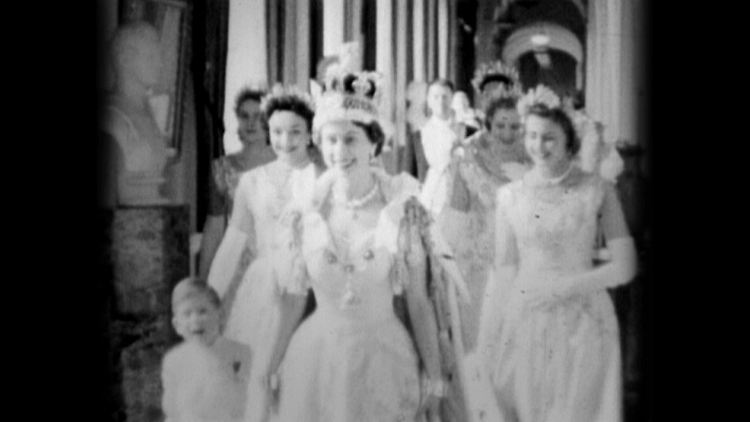 Die Queen am Krönungstag nach ihrer Rückkehr nach Clarence House.