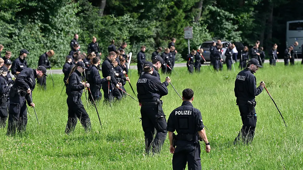 Bereits-bei-der-letzten-Suche-rund-um-den-Fundort-der-Leiche-waren-zahlreiche-Polizeikraefte-im-Einsatz