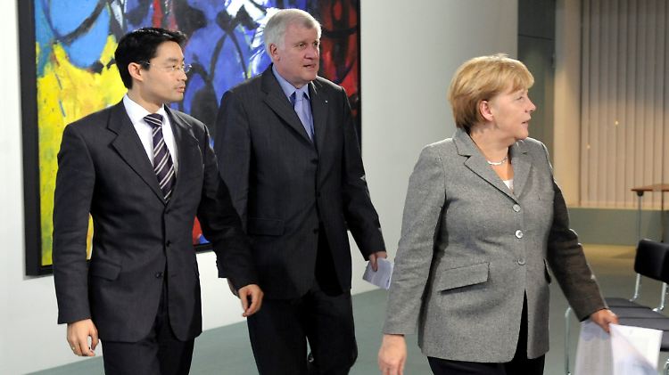 Die Kommentatoren sind voller Häme: Mutti wolle ihre Jungs auf Linie bringen.