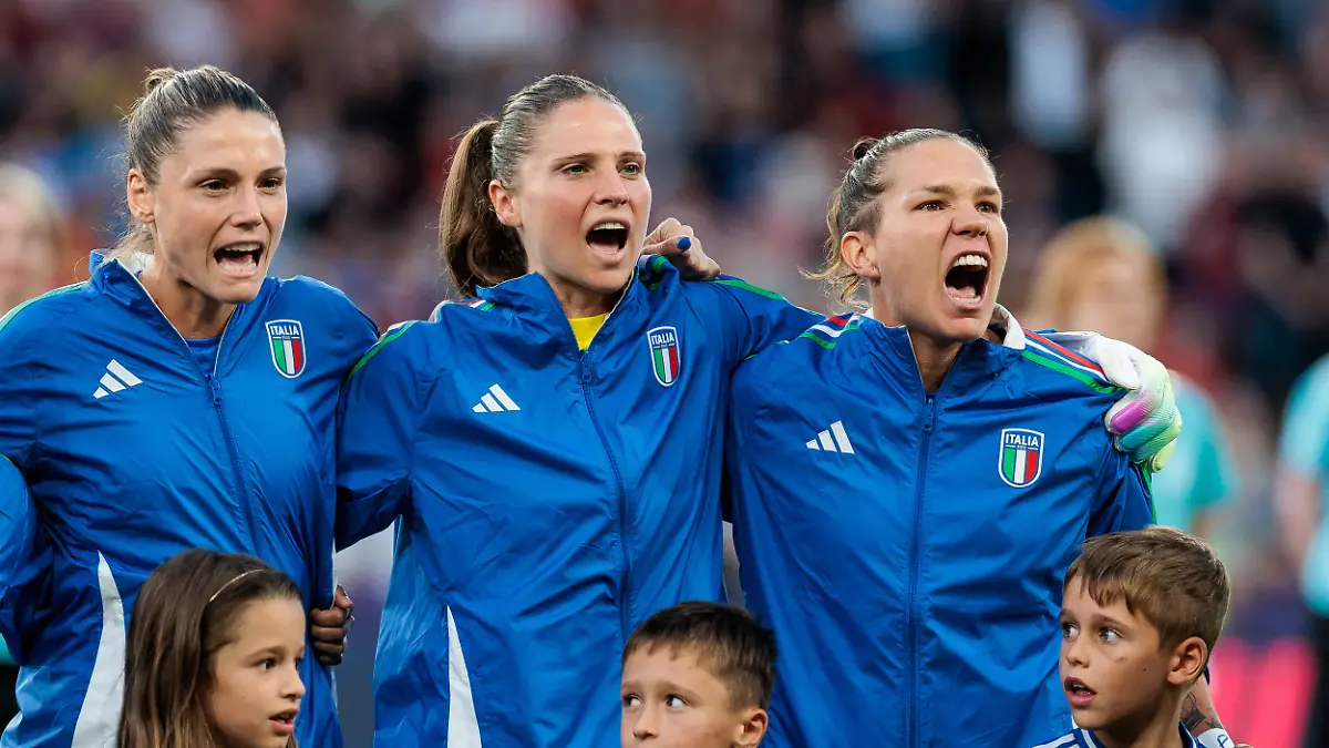 Leidenschaft-in-jeder-Note-Italiens-Nationalspielerinnen-singen-bei-der-EM-voller-Stolz-die-Hymne