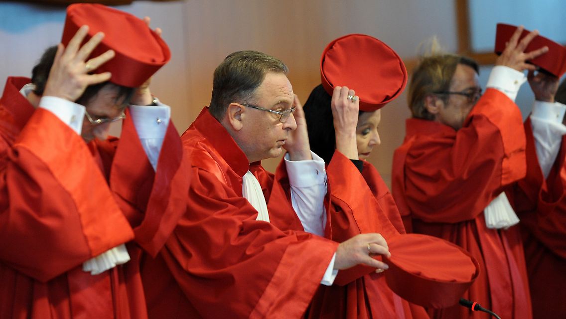 Gerichtspräsident Papier (zweiter von links) und seine Kollegen müssen über die Vereinbarkeit mit dem Grundgesetz entscheiden.