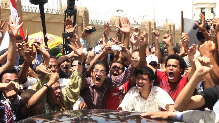 Ägypter feiern auf der Straße das Urteil gegen Hosni Mubarak.
