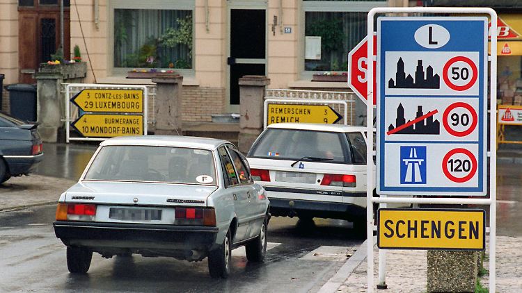 Im Schengen-Abkommen haben sich die meisten EU-Staaten und einige andere auf den Abbau ihrer Grenzkontrollen zwischen einander geeinigt.