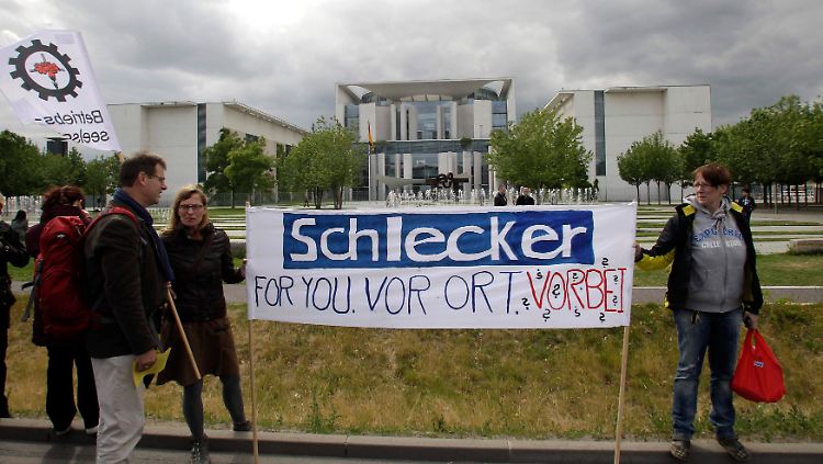 Umsonst vor Merkels Kanzleramt? Schlecker-Mitarbeiter nach der Gläubiger-Entscheidung.