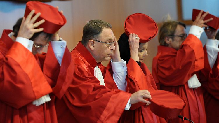 Der Erste Senat des Bundesverfassungsgerichts unter Vorsitz von Hans-Jürgen Papier (2.v.l.) zu Verhandlungsbeginn in Karlsruhe.