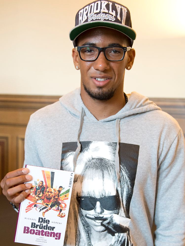 Der eine Bruder Boateng nutzt die Zeit zur Vorstellung des Buches "Die Brüder Boateng".
