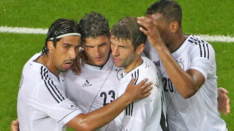 Nochmal umarmen bevor es allein ins Wochenende geht. Von links: die Herren Khedira, Gomez, Müller und Boateng.