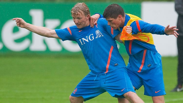 Huntelaar kämpft um einen Platz in der Startelf, hier aber nicht gegen van Persie, sondern gegen Dirk Kuyt.
