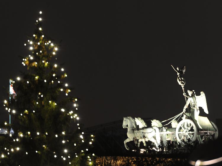 Noch herrscht weihnachtliche Stimmung am Brandenburger Tor - Zu Silvester wird es weniger beschaulich.