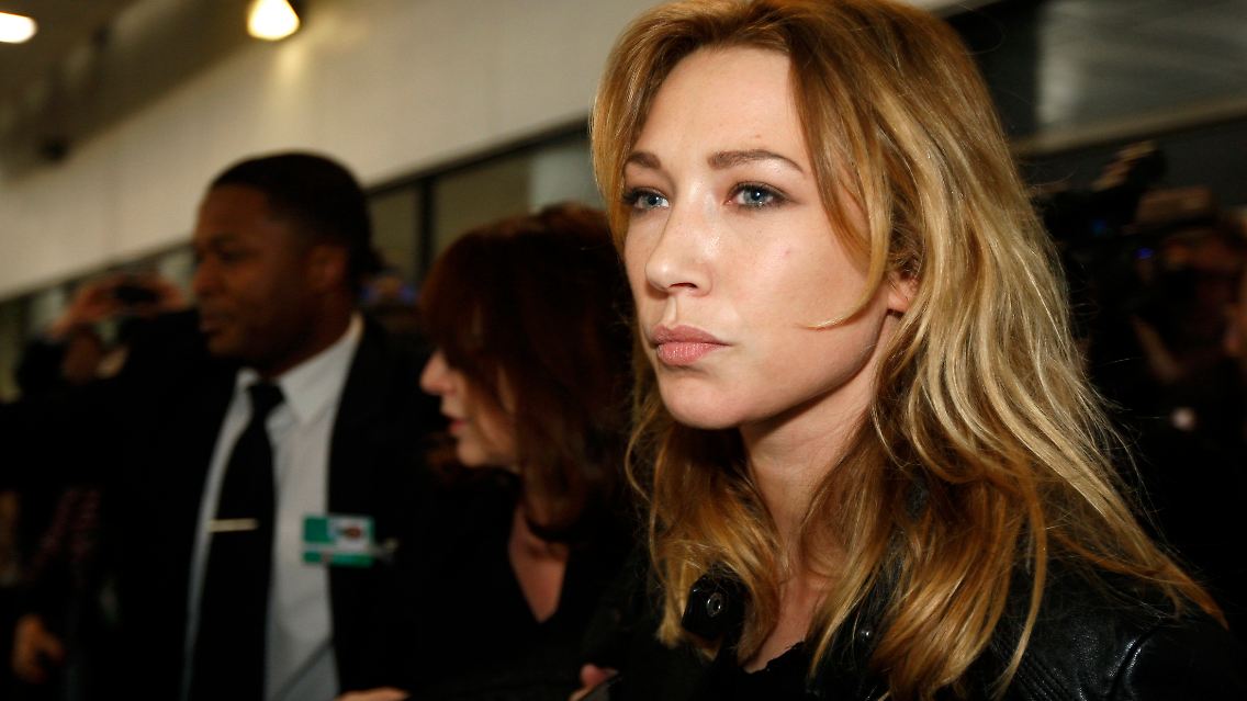Die Schauspielerin Laura Smet, seine Tochter, kommt ins Krankenhaus, um Daddy zu besuchen.