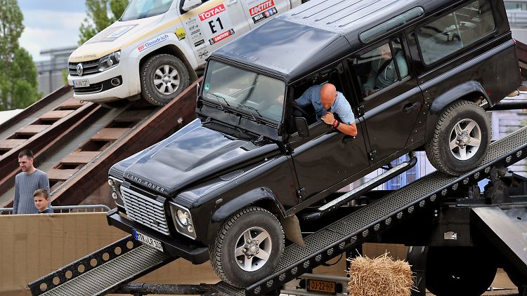 Automesse mit Show-Einlagen: Land Rover tritt gegen VW an.