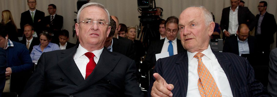 Der Chef und sein Aufseher: Martin Winterkorn (l.) und Ferdinand Piech vor Beginn der Pressekonferenz in Stuttgart.