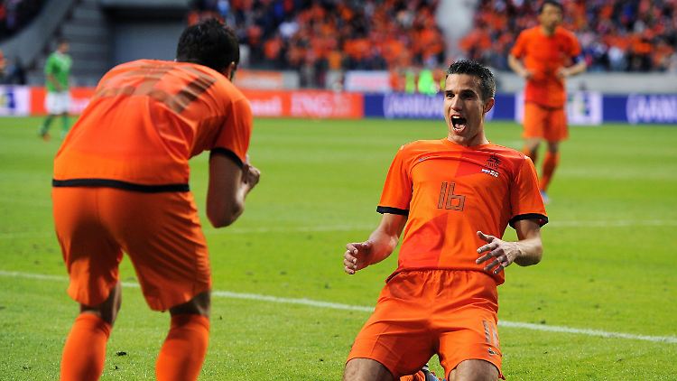 Robin van Persie (r) freut sich mit Ibrahim Afellay (l) über dessen Tor.