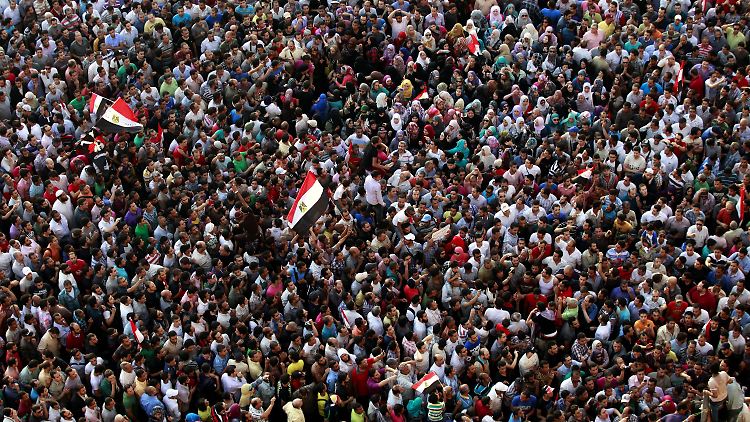 Tausende Menschen versammelten sich auf dem Tahrir-Platz.