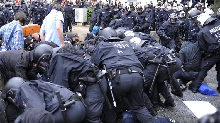 Über 4000 Polizisten sind in Hamburg im Einsatz, setzen unter anderem Wasserwerfer ein.