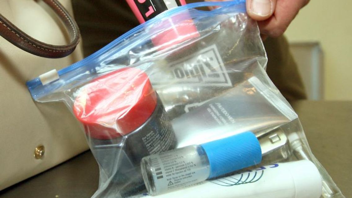 Bisher ist die Mitnahme stark beschränkt: Passagiere dürfen im Handgepäck nur geringe Mengen Flüssigkeit mitnehmen. Erlaubt sind maximal 100 Milliliter Flüssigkeit pro Flasche, Tube oder Dose.