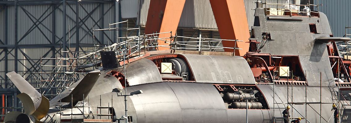 Ein im Bau befindliches U-Boot der Dolphin-Klasse in der Howaldtswerke-Deutsche Werft (HDW).