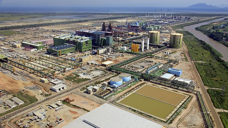 Komplett mit Hochofen, Hafen und Kraftwerk: Das Stahlwerk von ThyssenKrupp CSA in der Bucht von Sepetiba weniger Kilometer westlich von Rio de Janeiro.