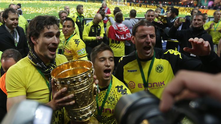 Mit Pokal in der Hand fällt Hummels (l.) die Vertragsverlängerung doch gleich viel leichter.