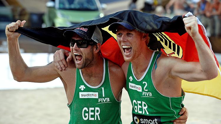Brink (l.) und Reckermann (hier bei der Beach-Volleyball-WM in Rom 2011) dürfen sich nun über den EM-Titel freuen.