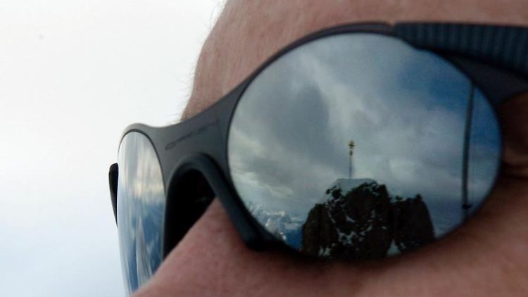 Hilft auch gegen blendenden Schnee auf der Fahrbahn: Die Sonnenbrille.
