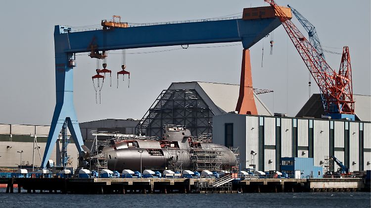 Ein U-Boot der Dolphin-Klasse liegt in Kiel der Kieler Werft.