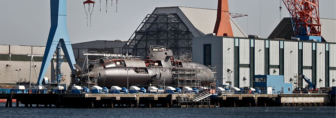 Ein U-Boot der Dolphin-Klasse liegt in Kiel der Kieler Werft.