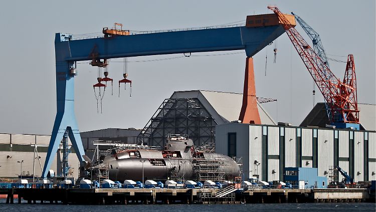 Ein im Bau befindliches U-Boot der Dolphin-Klasse liegt in Kiel auf dem Gelände der Howaldtswerke-Deutsche Werft (HDW) GmbH.