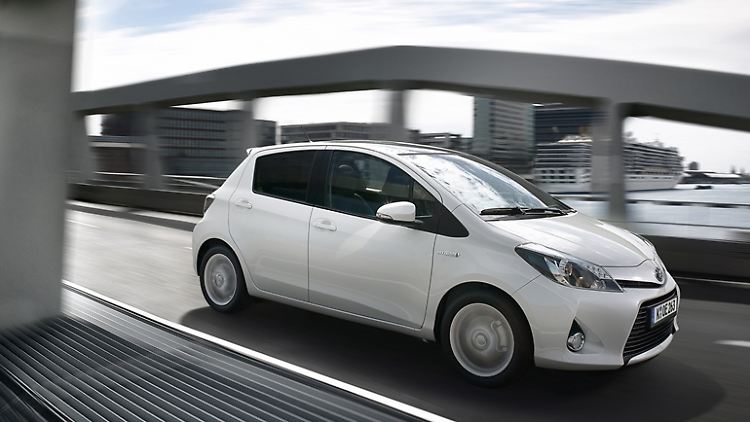 Der stufenlose Antrieb des Yaris ist natürlich kein Agilitätswunder, doch er bringt den Yaris in 11,8 Sekunden auf 100 Stundenkilometer, 165 km/h sind maximal drin.