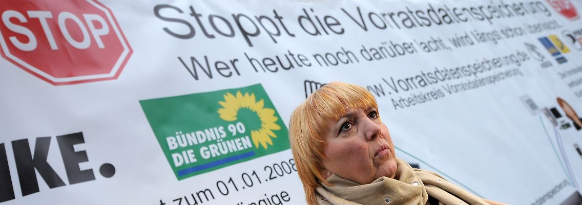 Claudia Roth, Bundesvorsitzende von Bündnis 90/Die Grünen, bei einer Protestaktion gegen Vorratsdatenspeicherung in Karlsruhe.
