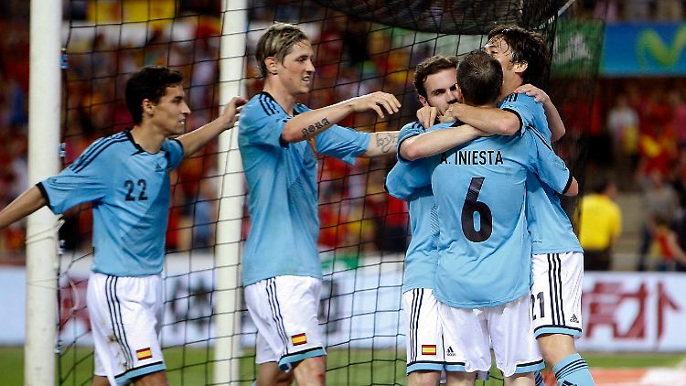 Gratulation für den Torschützen: David Silva lässt sich für sein spätes Siegtor gegen China feiern.