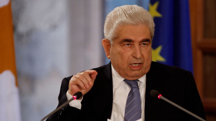 Dimitris Christofias hat große Sorgen. Sein Land ist eng mit Griechenland verbunden.