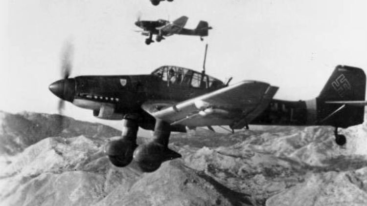 Rund 11 Meter lang, von einer Flügelspitze zur anderen rund 15 Meter breit und mit einer 500- bis 1800-Kilo-Bombe beladen: die Junkers Ju 87.