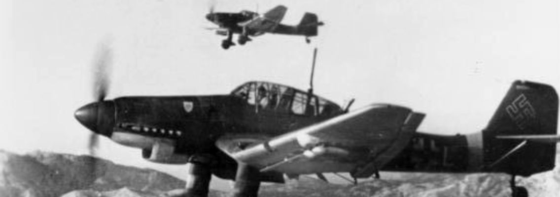 Rund 11 Meter lang, von einer Flügelspitze zur anderen rund 15 Meter breit und mit einer 500- bis 1800-Kilo-Bombe beladen: die Junkers Ju 87.