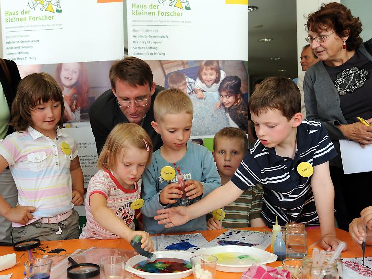 Roland Wöller mit Mädchen und Jungen der Kita Waldhäusl im Dresdner Hygiene-Museum.