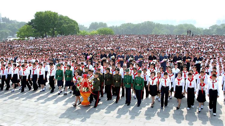 Kindheit in Nordkorea: 20000 junge Menschen geloben ihre Treue zum neuen Machthaber.