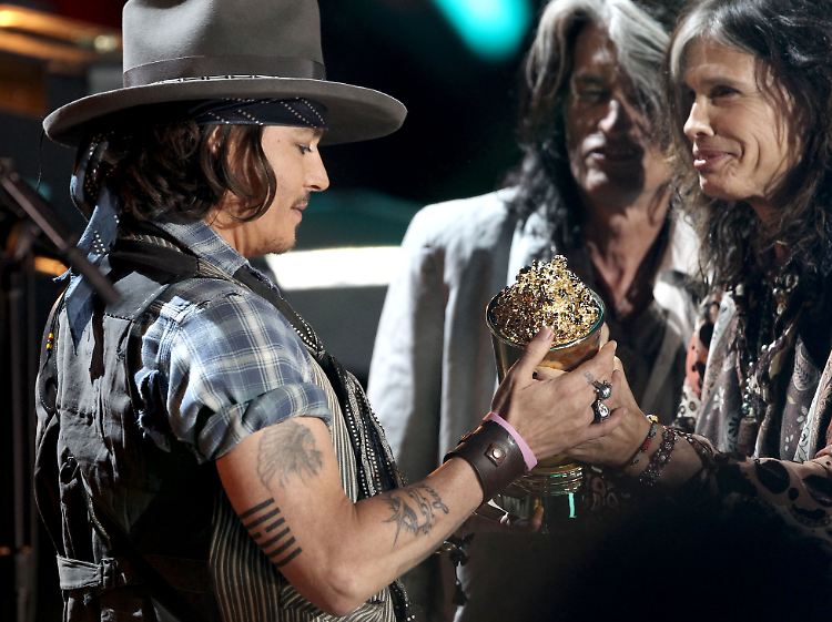 Aerosmith-Sänger Steve Tyler übergab Johnny Depp den "Generation Award".
