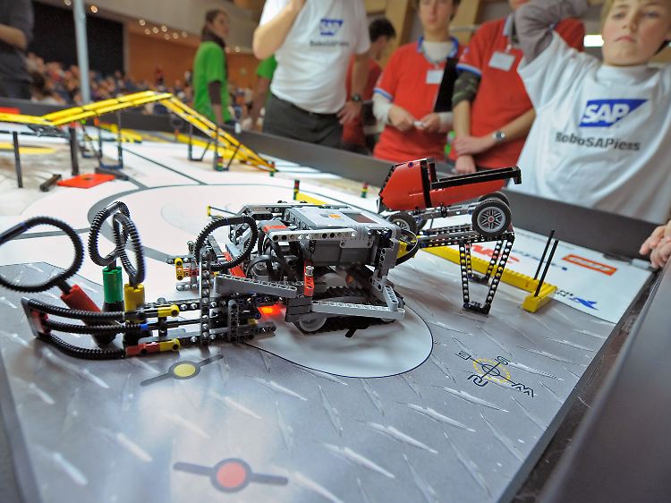 Kunden oder Mitarbeiter der Zukunft: Beim First Lego League (FLL) Roboterwettbewerb am Standort St. Leon-Rot engagierte sich SAP als Gastgeber und T-Shirt-Sponsor. Der Wettbewerb soll Kinder und Jugendliche zwischen 10 und 16 Jahren für Wissenschaft und Technologie begeistern.