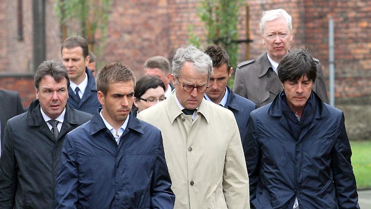 Philipp Lahm (2.v.l.) und Joachim Löw (r.) gehörten zu der kleinen Delegation. Im hellen Mantel der deutsche Botschafter in Polen, Rüdiger Freiherr von Fritsch.