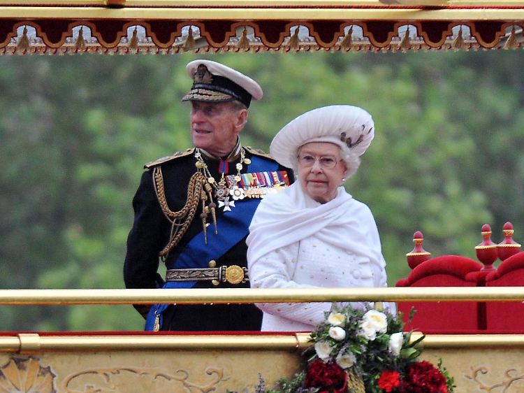 Zu lange im Regen gestanden: Prinz Philip fährt auf einem Boot die Themse runter.