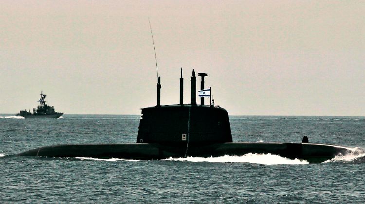 Ein israelisches U-Boot der Dolphin-Klasse bei einer Militärübung vor Tel Aviv.
