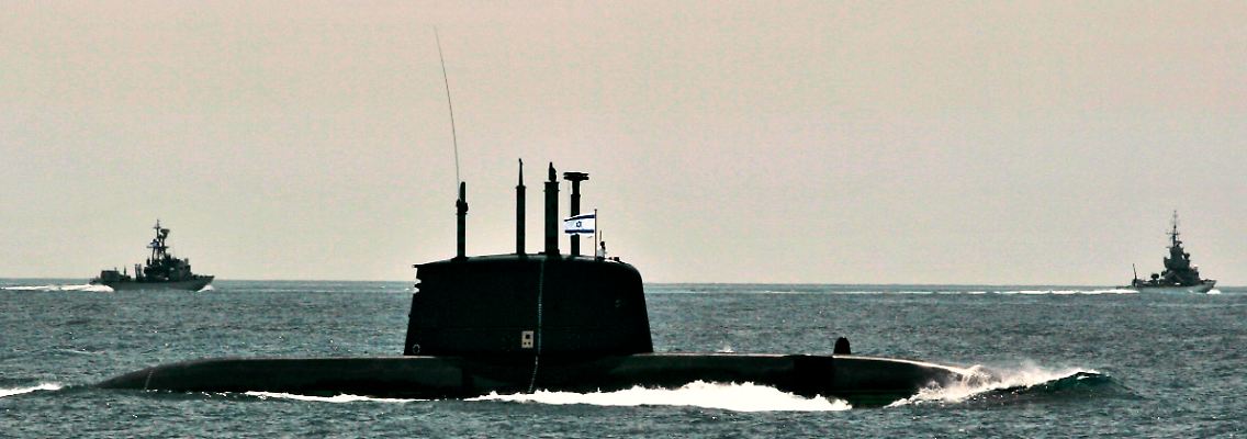 Ein israelisches U-Boot der Dolphin-Klasse bei einer Militärübung vor Tel Aviv.