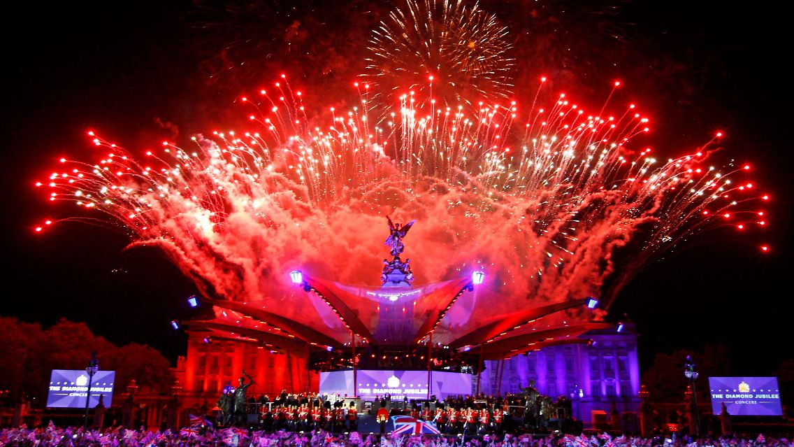2012-06-04T232023Z_01_LON581_RTRMDNP_3_BRITAIN-QUEEN.JPG717725812083272353.jpg