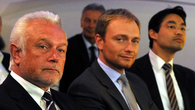 Philipp Rösler (r.) kann von den Wahlerfolgen von Wolfgang Kubicki (l.) und Christian Lindner nicht langfristig profitieren.