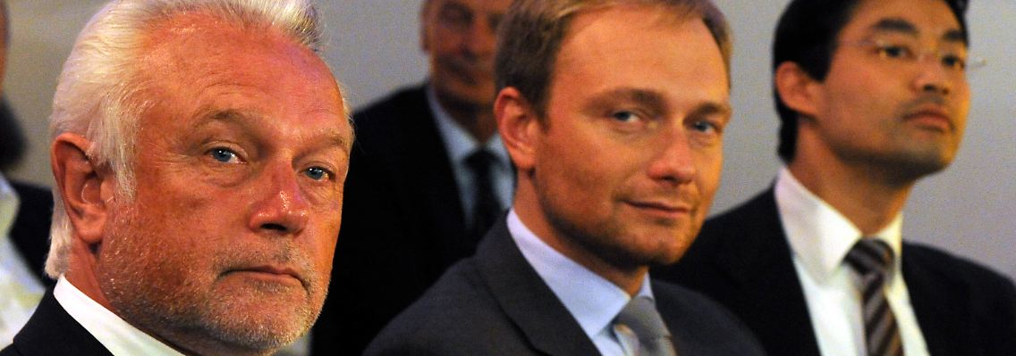 Philipp Rösler (r.) kann von den Wahlerfolgen von Wolfgang Kubicki (l.) und Christian Lindner nicht langfristig profitieren.