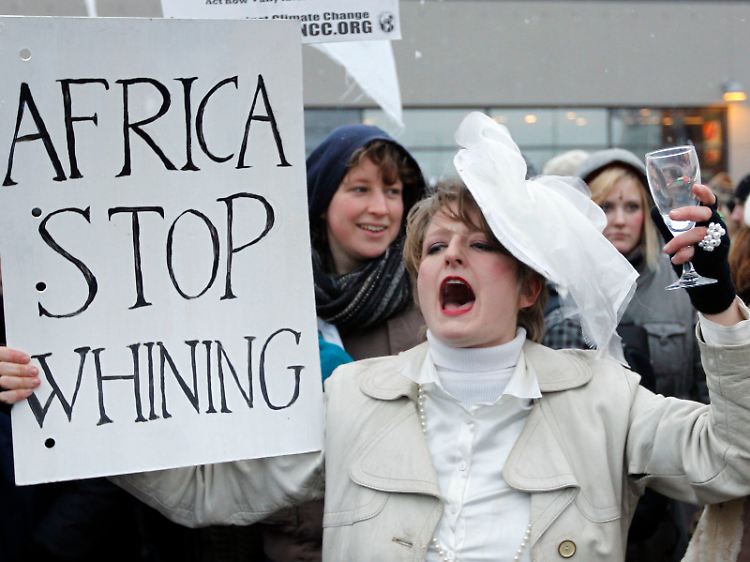 "Afrika, hör auf zu jammern", fordert diese Demonstrantin in Kopenhagen - das Plakat ist ironisch gemeint.