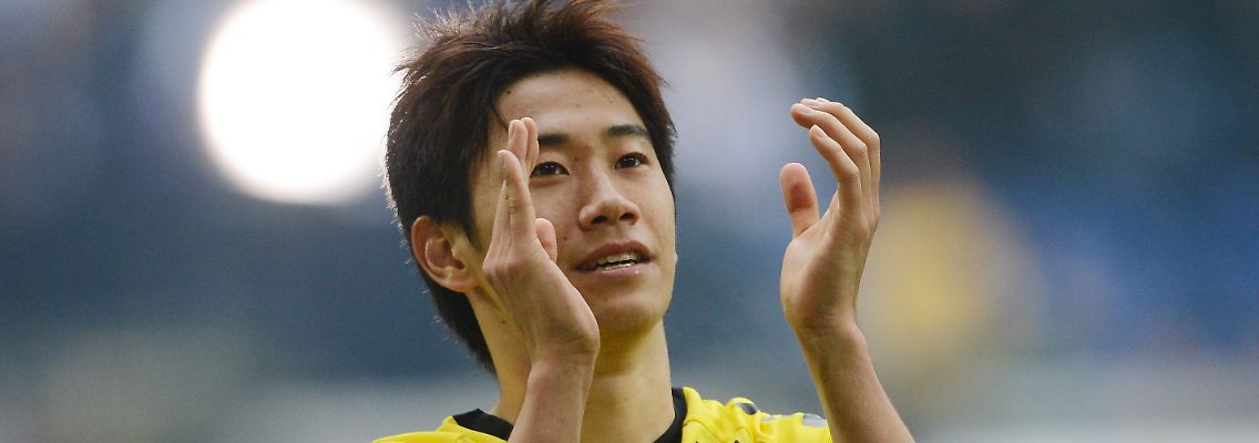 Bald im roten Trikot am Ball: Shinji Kagawa.